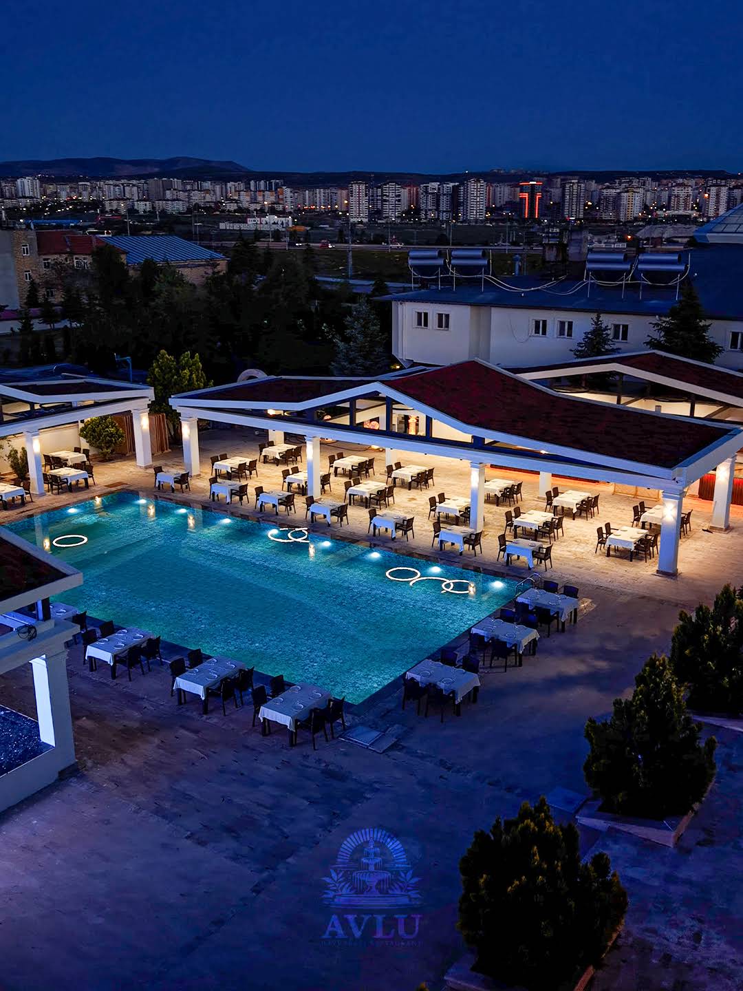Gece Avlu havuzunun havadan görünümü